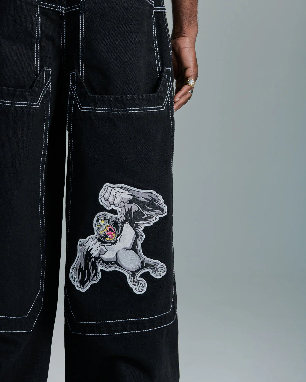 Silverback. 32". Jet Black. - Image 8